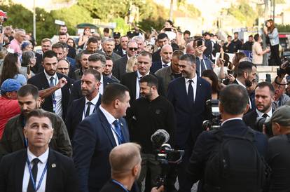 FOTO Zelenski s Plenkovićem u šetnji po Stradunu. Gužva kao usred ljeta i jako osiguranje