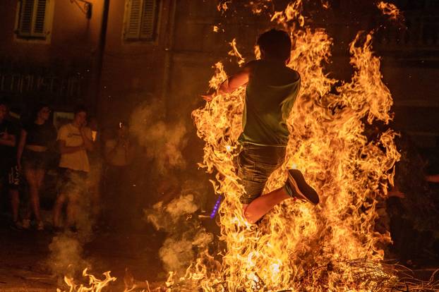 Mladići preskakali krijes Svetog Ivana i tjerali štrige preko Učke