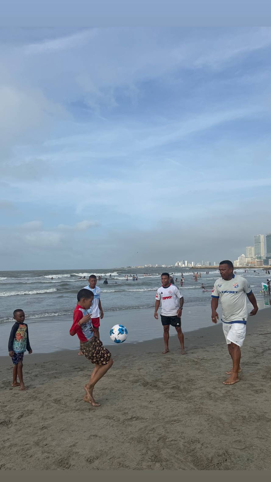 Glavni igrač Vukovara odmara u Kolumbiji u Hajdukovom dresu. I za obitelj je imao HNL darove