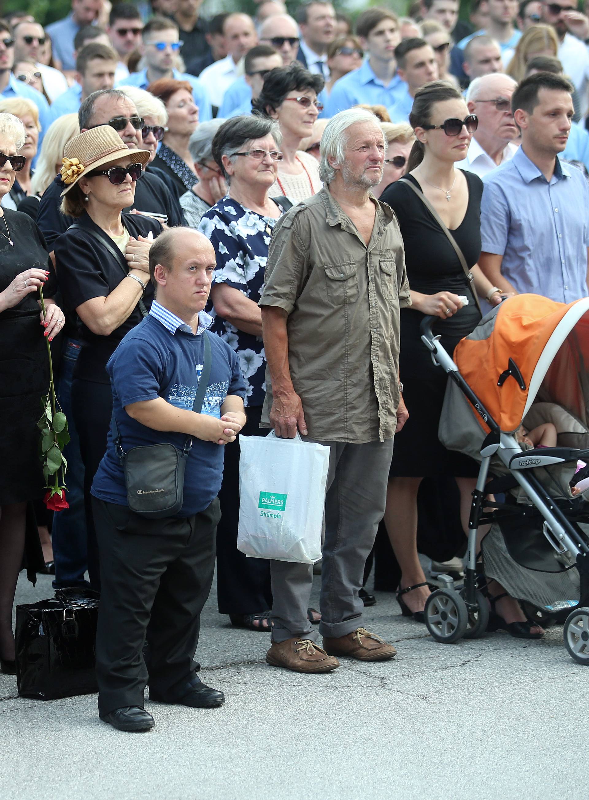 Bakljada na Mirogoju: Obitelj i prijatelji oprostili se od Capara