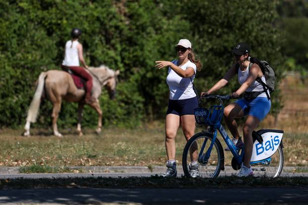 Zagreb: Tek rijetki građani spas od vrućina potražili na Jarunu