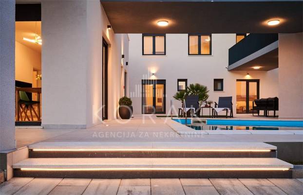 Luksuzna vila u Dugom Ratu stoji 1,4 mil. eura, ali pogled s terase vrijedi 'barem još toliko'