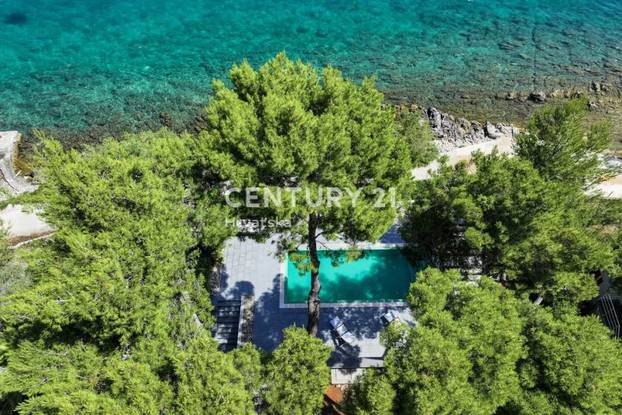 FOTO Vila na Dugom otoku je prvi red do mora i ima bazen! Pogodite za koliko se prodaje