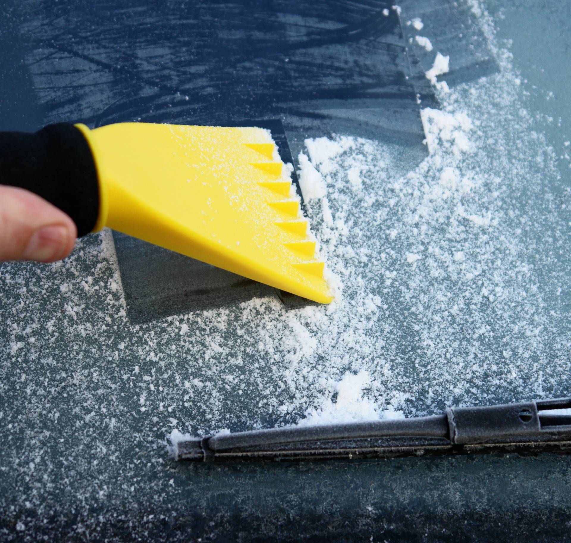 Sprej za led možete napraviti i sami, a koliko dobro čisti auto?