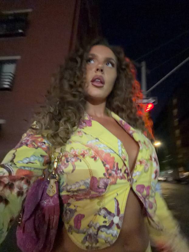 FOTO May obožava isticati svoje bujne grudi dok putuje svijetom