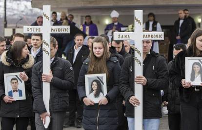 Tuga i jecaji u Posušju: Pokopali 6 mladih. Prijatelji iz razreda držali su njihove fotografije