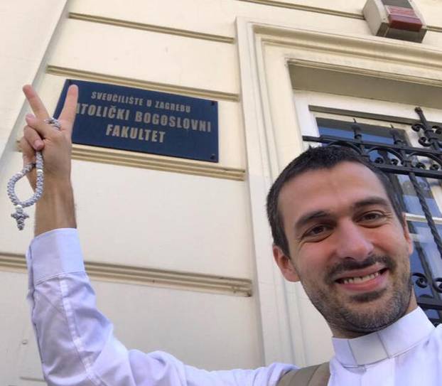 FOTO Ovi svećenici 'zapalili' su internet! Na listi su i Hrvati, žene im pišu da su najzgodniji...