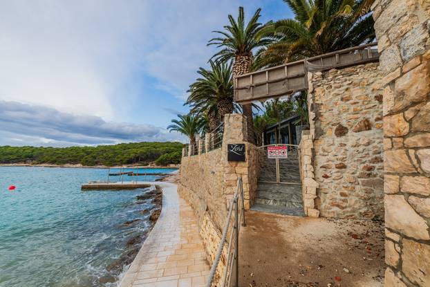 24sata: Palmižana: Reportaža o rušenju objekata Eduarda Tota Meneghella