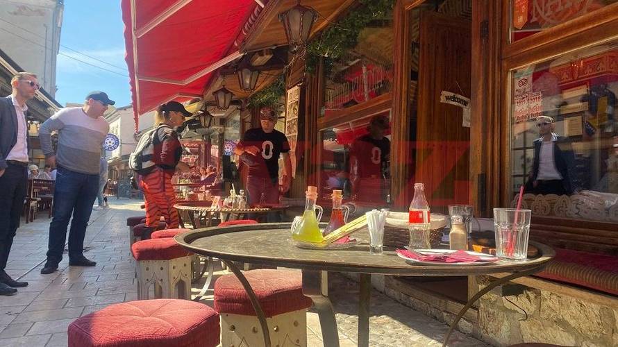 Bruce Dickinson s partnericom uživao na Baščaršiji, a uskoro će nastupiti u zagrebačkoj Ciboni