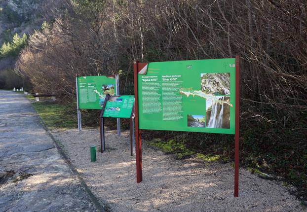 Knin: Slap Kr?i?, poznatiji kao Topoljski buk ili Veliki buk ukrašen dugom