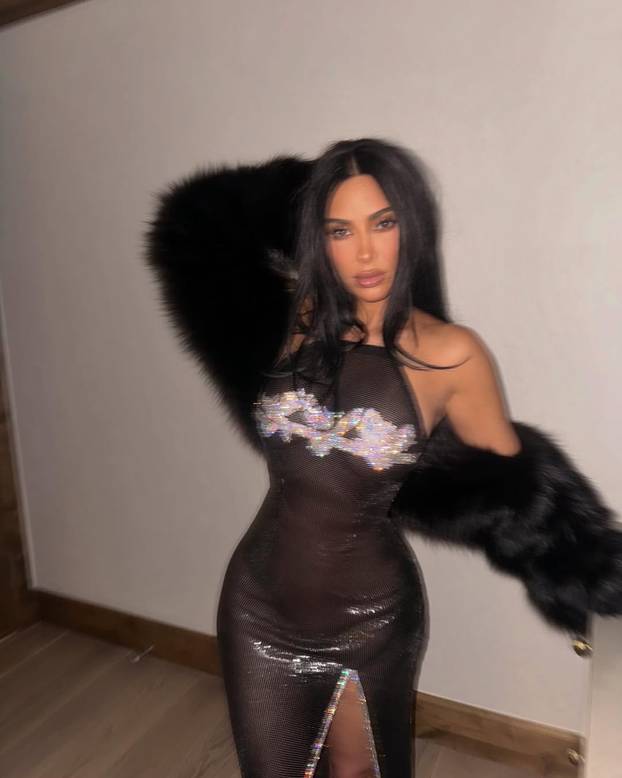 FOTO Kim Kardashian pozirala u prozirnoj crnoj haljini ispod koje nije nosila grudnjak niti gaćice