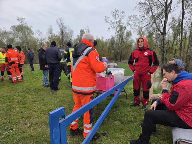 PRVE FOTKE S MJESTA UŽASA Spasili 30 migranata iz Save!