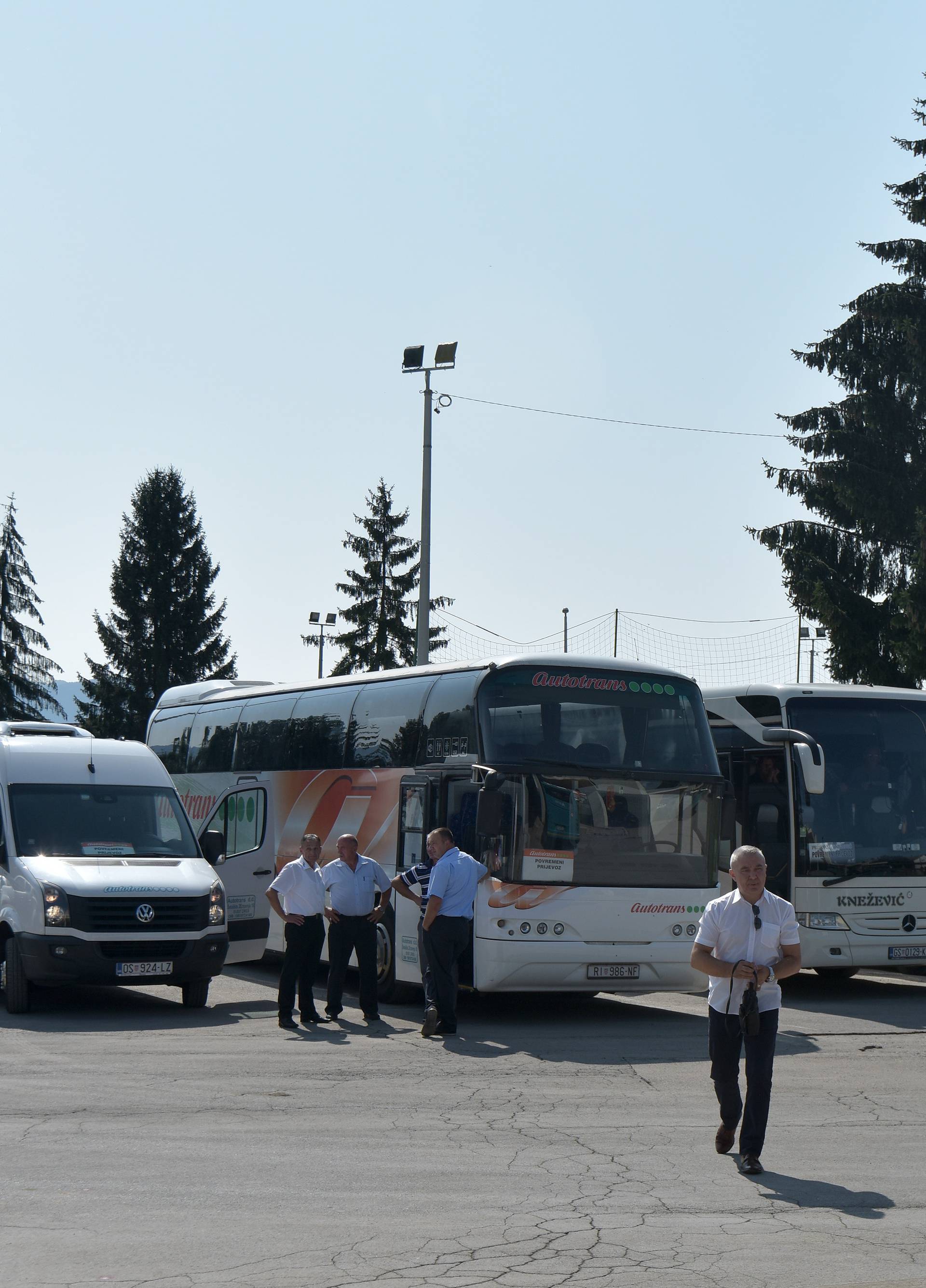 GospiÄ: Äetiri autobusa Älanova HDZ-a krenulo je za Zagreb na sastanak s premijerom