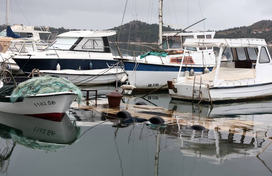 Šibenik: Jugo potopilo Dolac, cijela riva je pod morem