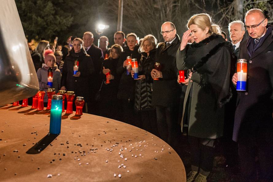 Na molitvu u dvorište bolnice u Vukovaru došla i predsjednica