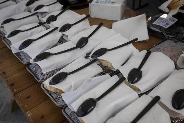 Osijek: Tradicionalna podjela blagdanskog fiš paprikaša na Trgu Svetog Trojstva