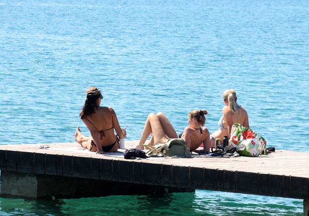 Brodarica: Sun?an dan za ugodna druženja i sun?anja na Rezalištu