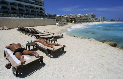 Cancun poziva goste nudeći im besplatne hotele, hranu i golf