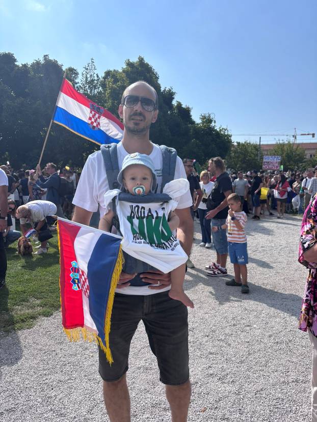 Najmla&dstrok;i na prosvjedu - Mihaelu je tek devet mjeseci