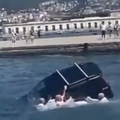 VIDEO Drama u Jadranu: Auto zavr&scaron;io u moru, vojnici odmah sko&ccaron;ili i spasili voza&ccaron;a od smrti