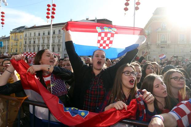 Zagreb: Oduševljeni navija?i u društvu bron?anih rukometaša slavili na glavnom Trgu