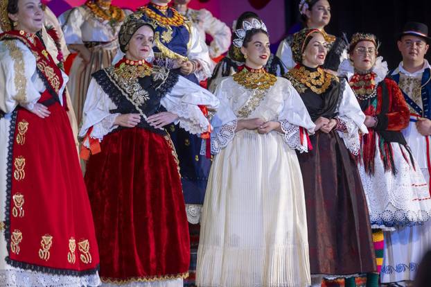 Županja: U sklopu 59. Šokačkog sijela održana Revija narodnih nošnji zlatara