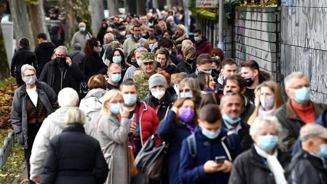 Zagreb: Gužve ispred Doma zdravlja u Runjaninovoj gdje je organizirano cijepljenje protiv koronavirusa