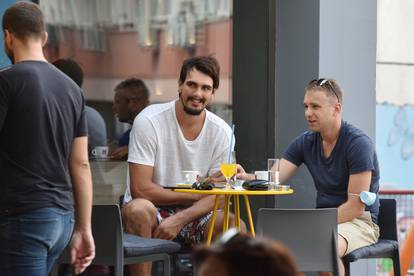 Šibenik: NBA igrač Phoenix Sunsa, Dario Šarić, na kavi s prijateljem u rodnom gradu