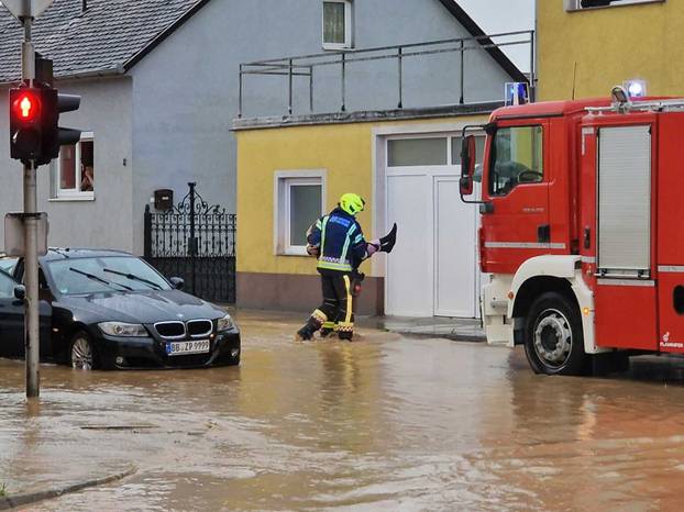 FOTO Požeški vatrogasci spasili su staricu iz automobila u vodi