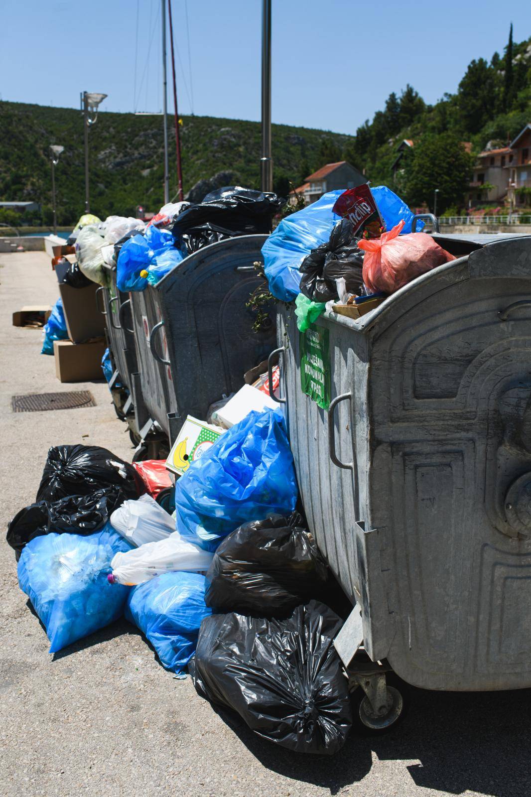 Zbog prosvjeda komunalnih radnika ne odvozi se otpad u Obrovcu