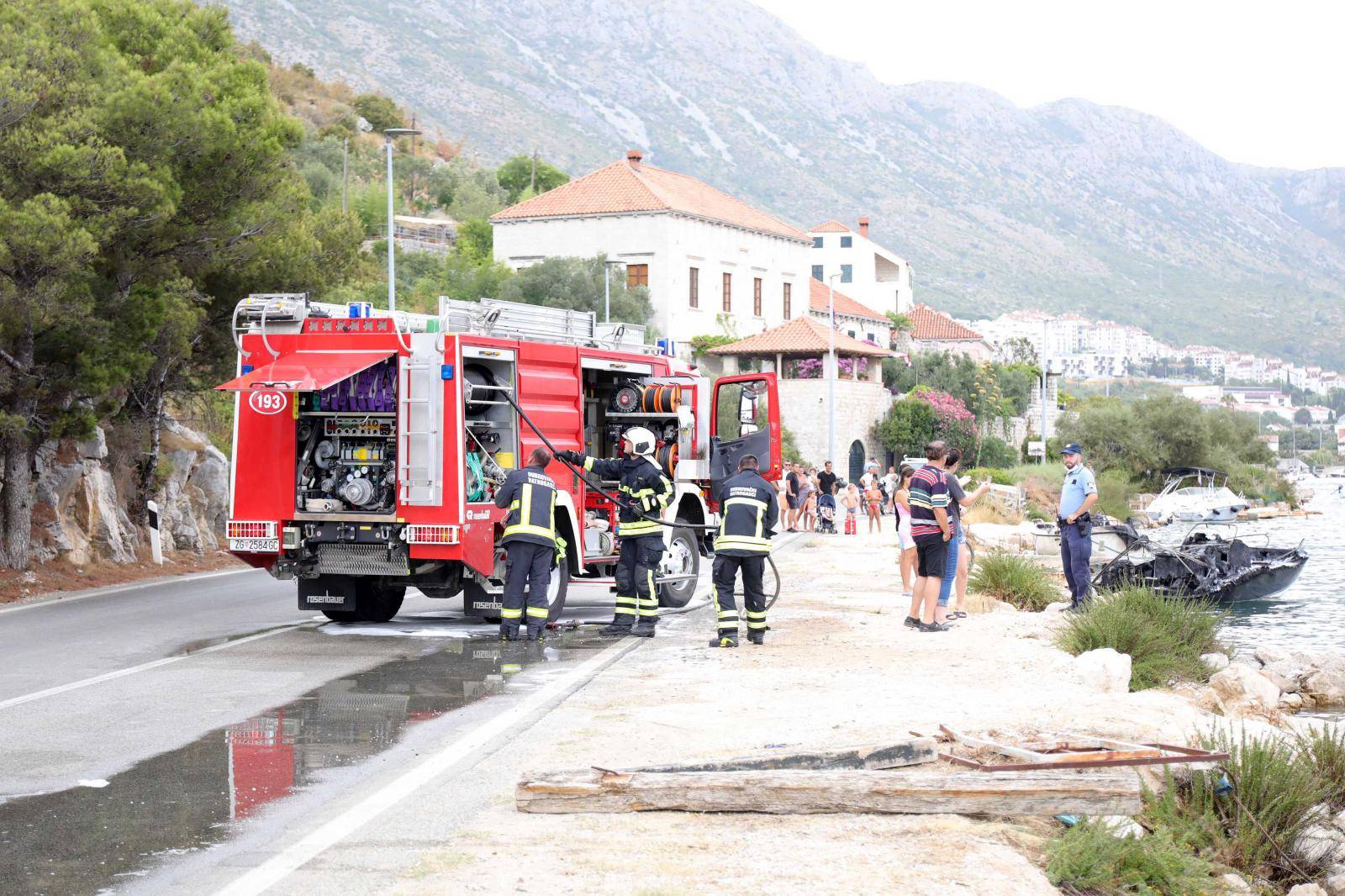 VIDEO Požar kod Dubrovnika: Gorjele brodice, jedan kombi, automobili, crni dim je posvuda