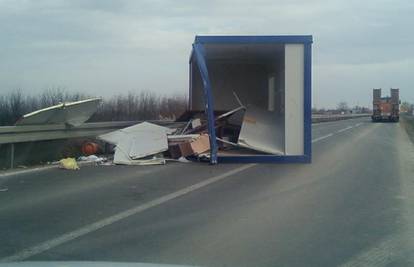 Udario u kontejner na cesti koji je pao s kamiona