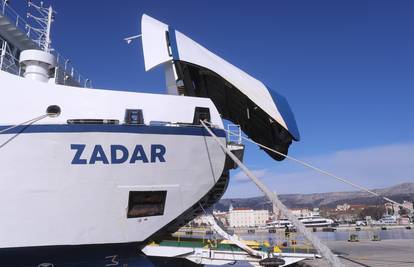 Trajekt Zadar nije mogao na plovidbu. Jadrolinija objavila: 'U gorivu je pronađena voda...'