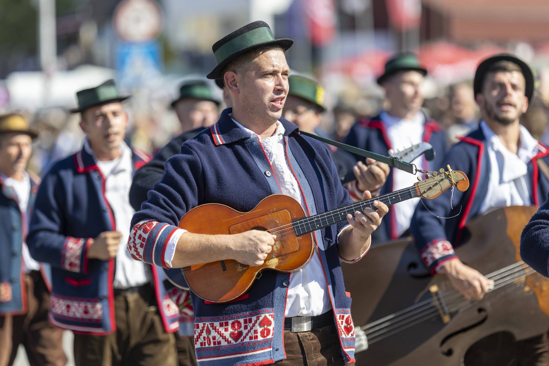 Svečani mimohod sudionika 59. Vinkovačkih jeseni