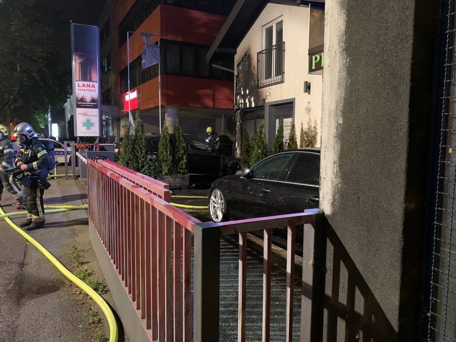 Izbio požar na BMW-u, plamen oštetio fasadu kuće i stolariju