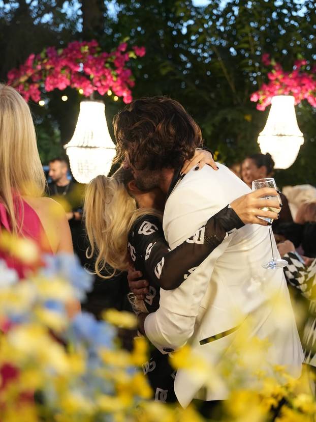 FOTO Brčkanje u bazenu, u ruci šampanjac! Maja objavila fotke iz Dubaija, s njome je i Šime...