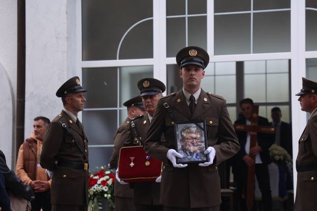 Posljednji ispraćaj Ante Ćorušića na groblju u Lovreću