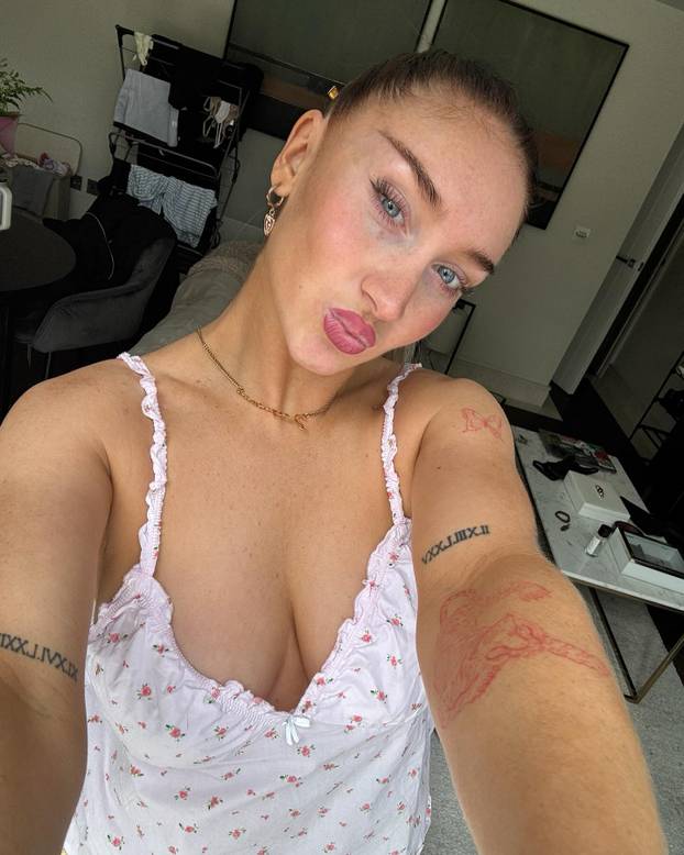 FOTO Bujna kći legende Uniteda provocira oskudnim izdanjima