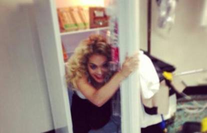 Rita pozirala u frižideru: Tko je rekao da ne stanem unutra?