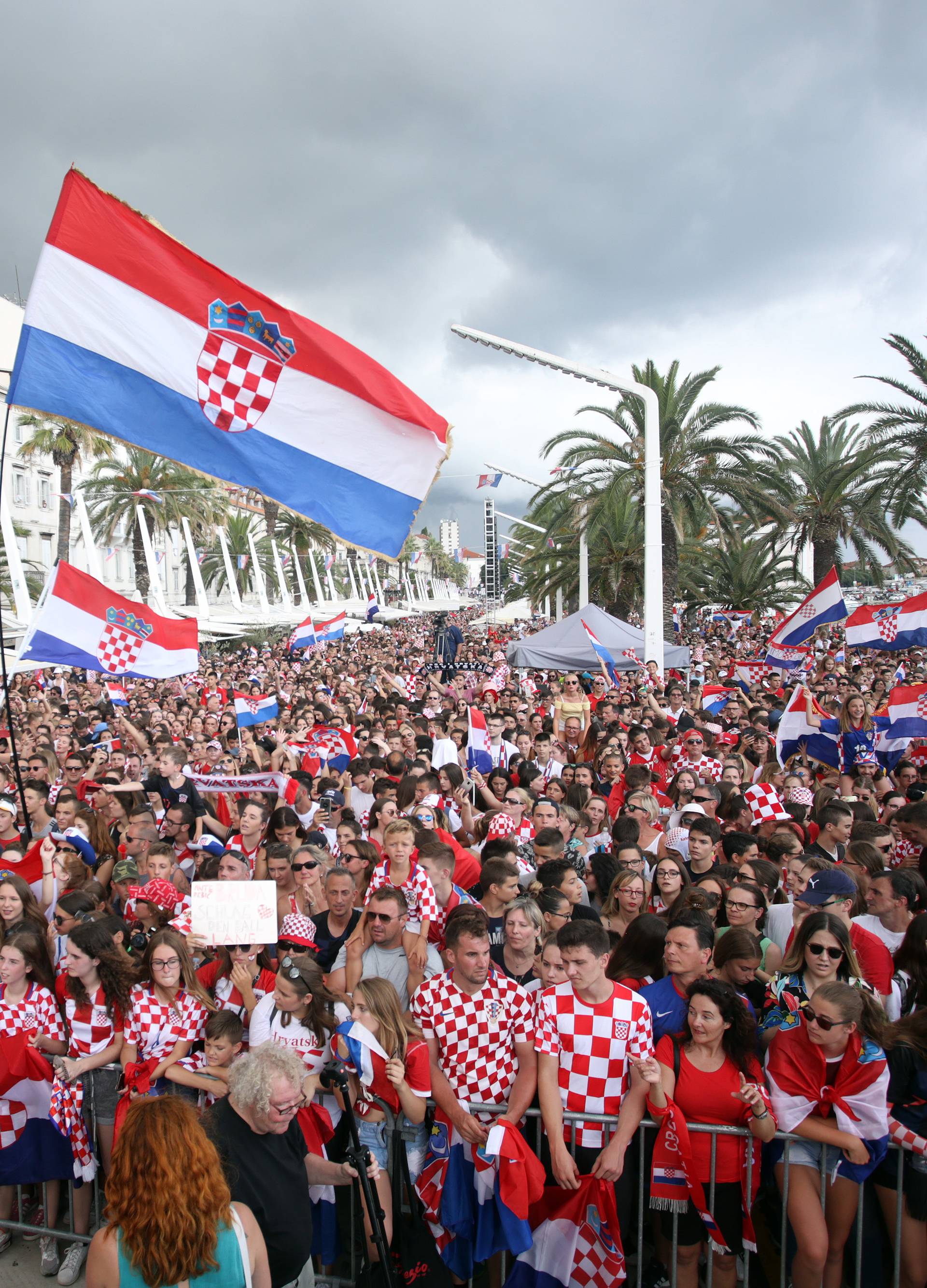 Prisjetite se čudesnog dočeka uz mali 'milijun' fotki i videa