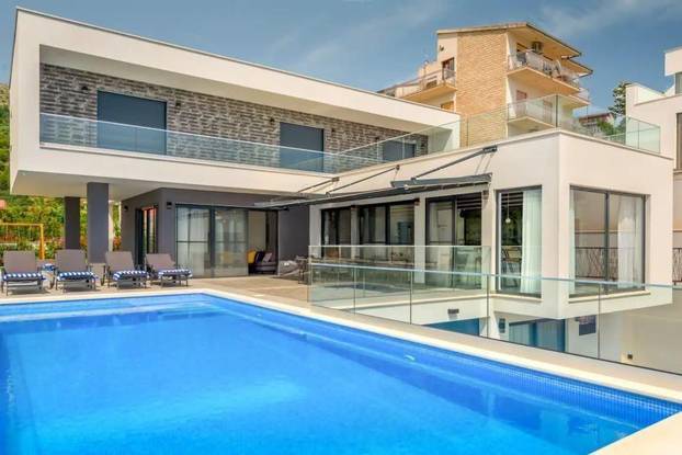 FOTO Ogromna parcela, privatni wellness i čudo od pogleda: Vila u Podstrani čeka novog vlasnika