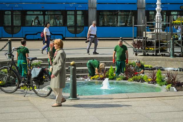 Zagreb: Radnici Zrinjevca započeli sa sađenjem cvijeća po zelenim površinama u centru grada