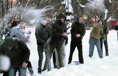 Snježne radosti u Osijeku: U parku organizirali 'grudijadu'