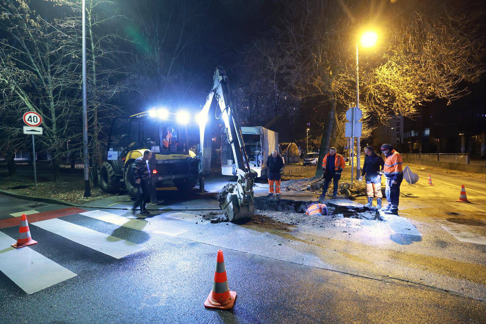 Zagreb: Na križanju Koranske i Koturaške puknuo lokalni vodovod, u Savskoj se voda izlila iz magistralnog voda 