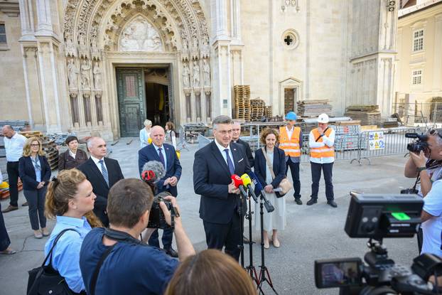 Zagreb: Premijer Plenković se sastao sa zagrebačkim nadbiskupom Draženom Kutlešom i obišao katedralu