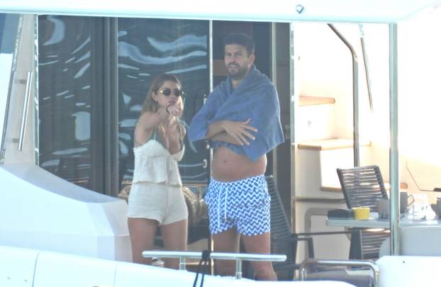 Gerard Pique s novom curom uživao na jahti kod Lopuda, kupali se i veslali na dasci