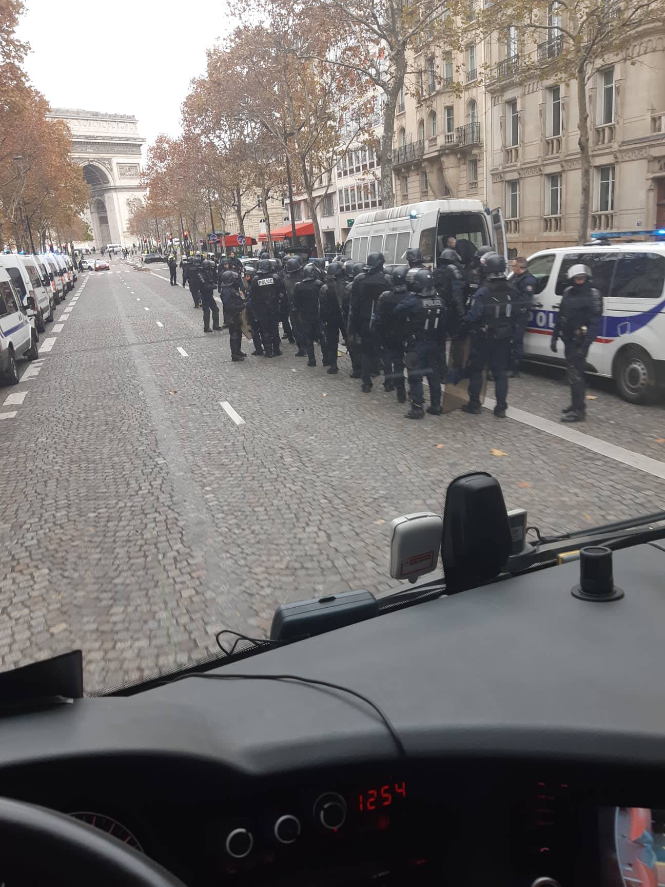 Kaos u Parizu: Na prosvjednike vodenim topovima i suzavcem