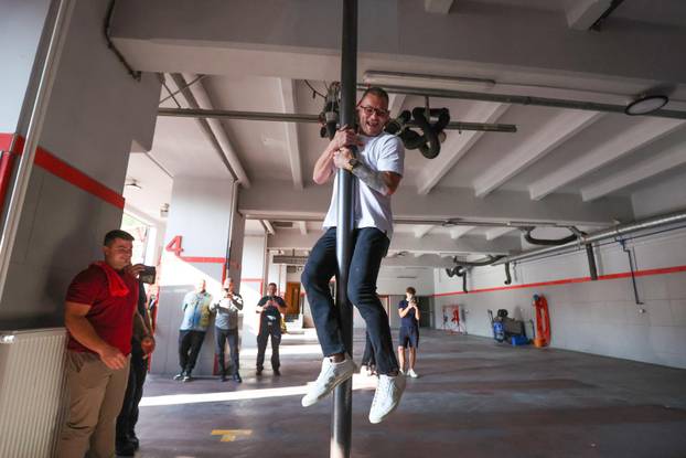 Stipe Miočić prvi se put u životu spustio niz šipku u vatrogasnoj postrojbi Zagreb