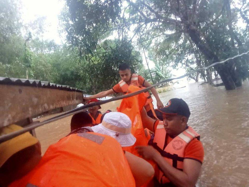 U poplavama na Filipinima poginulo je više od 30 ljudi