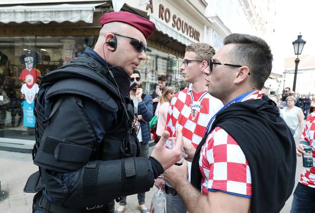 BudimpeÅ¡ta: Policija sprijeÄila incident kada je gradom proÅ¡etao jedan mladiÄ sa zastavom Srbije